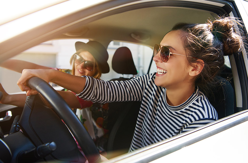 Femme conduisant une voiture avec une autre femme assise côté passager